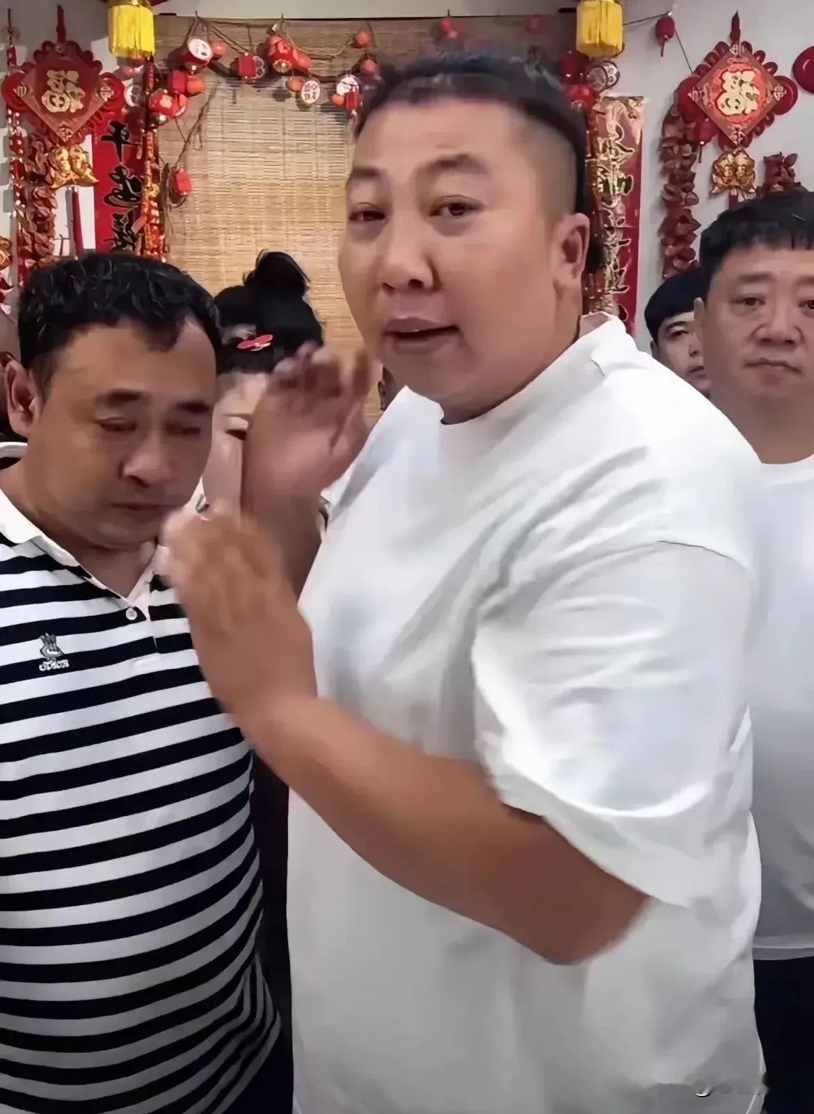 东北雨姐老公直播哭了。说句实话，我没感觉到他有半点哀伤，他更像是要冲出屏幕来打人