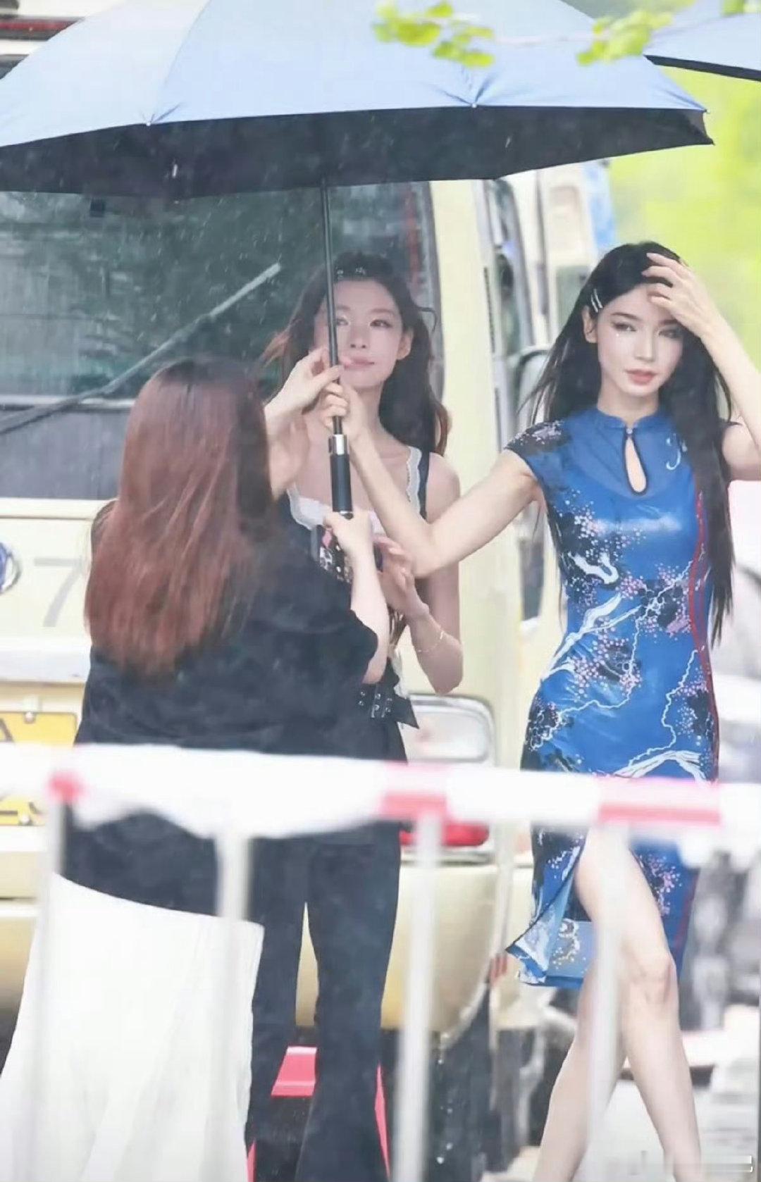 代斯友情出演万花世界万花世界阵容代斯多接点好戏吧！这次《万花世界》里的旗袍造型美