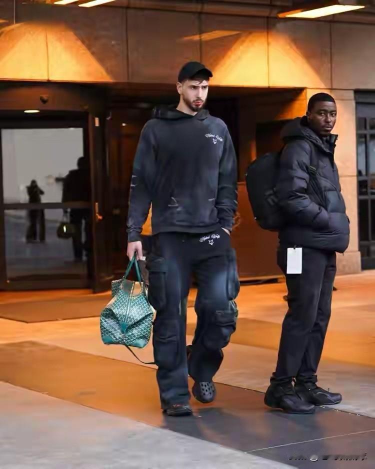 火箭超级中锋申京真是无药可救了！在今天火箭主场迎战独行侠的比赛中，目前双方的第一