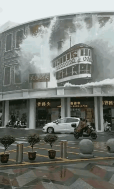 这是AI生成的画面，还是饭店大屏幕显示的内容呢？看着真是够震撼的了，如果这真是饭