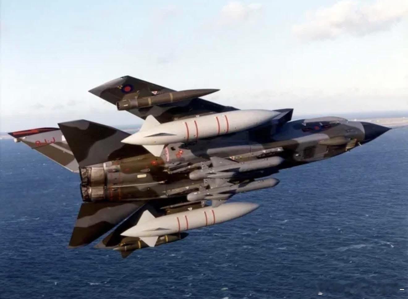 多面手狂风：可挂载海鹰反舰导弹，也可挂载风暴阴影对陆攻击巡航导弹（我永远喜欢狂风