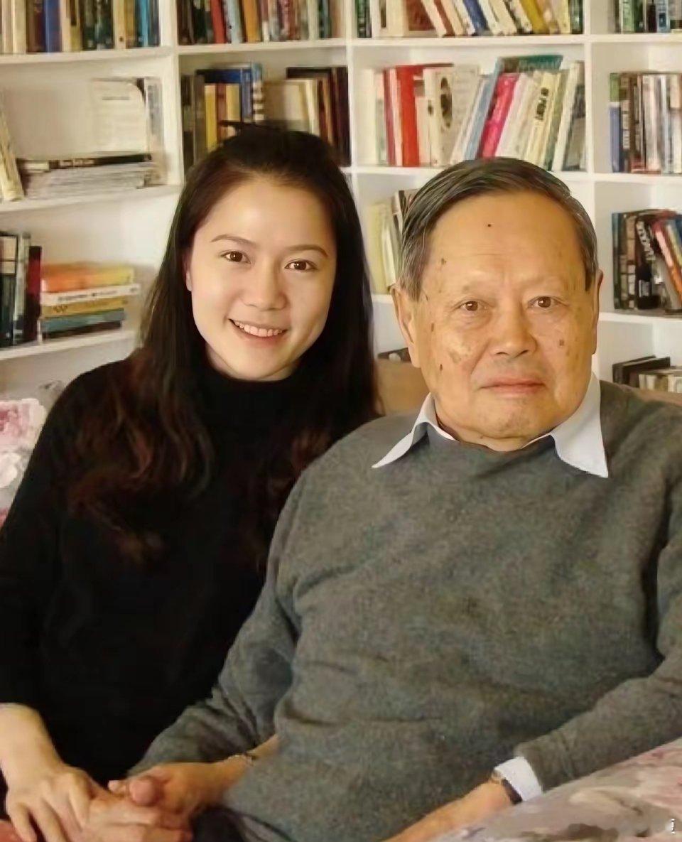 我问我妈：28岁的翁帆怎么亲得下去82岁的杨振宁？她沉默了。过了一会她回了一句：