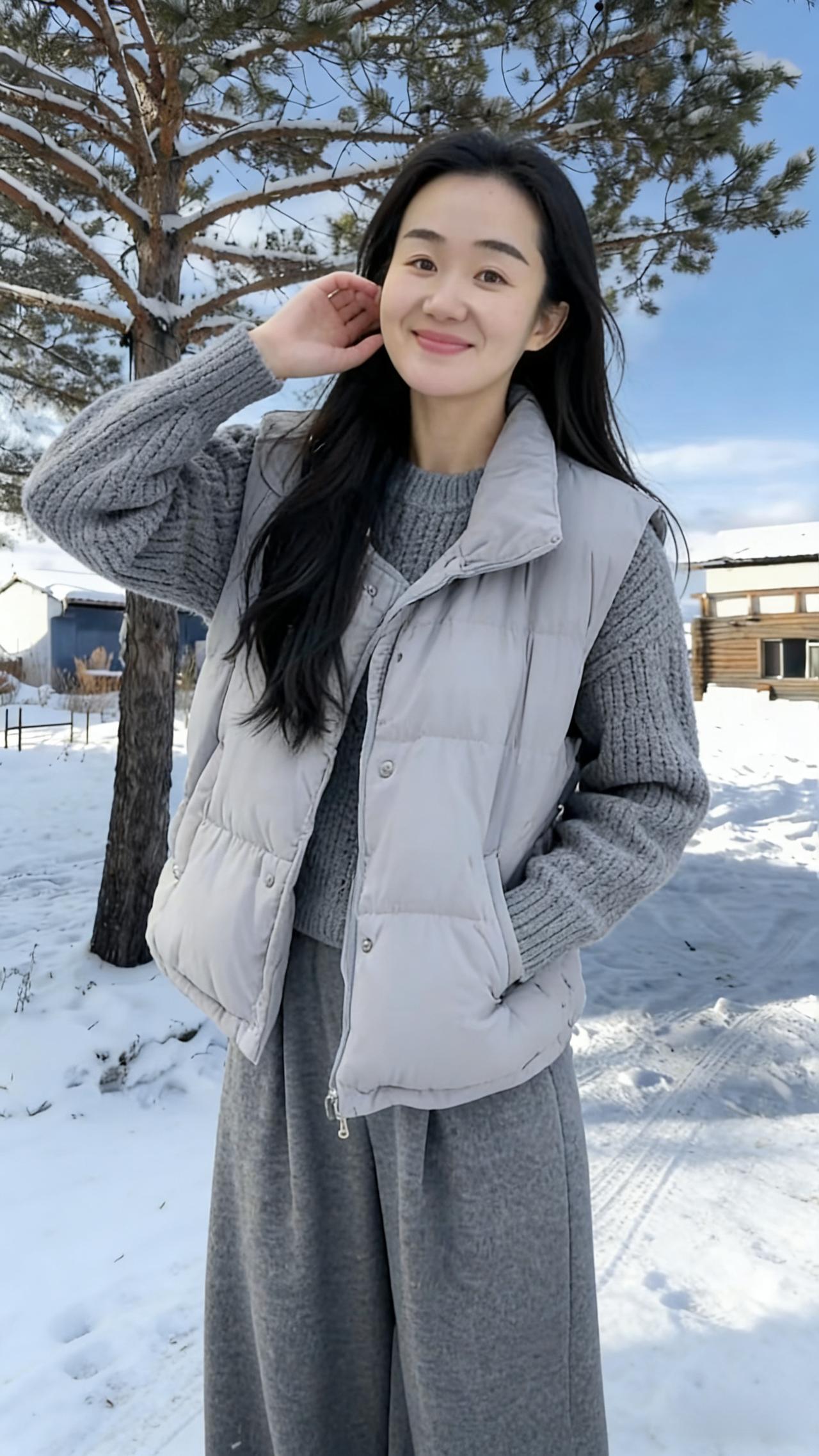 雪野凝清晓，寒林立素身。
灰襟承碎玉，素手拂轻尘。
木舍依云静，遥峰入目新。
淡