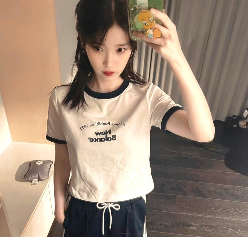 IU 🧡iu青龙视后 💛iu韩国第一女solo 阳光与你都是温暖且美好的头像