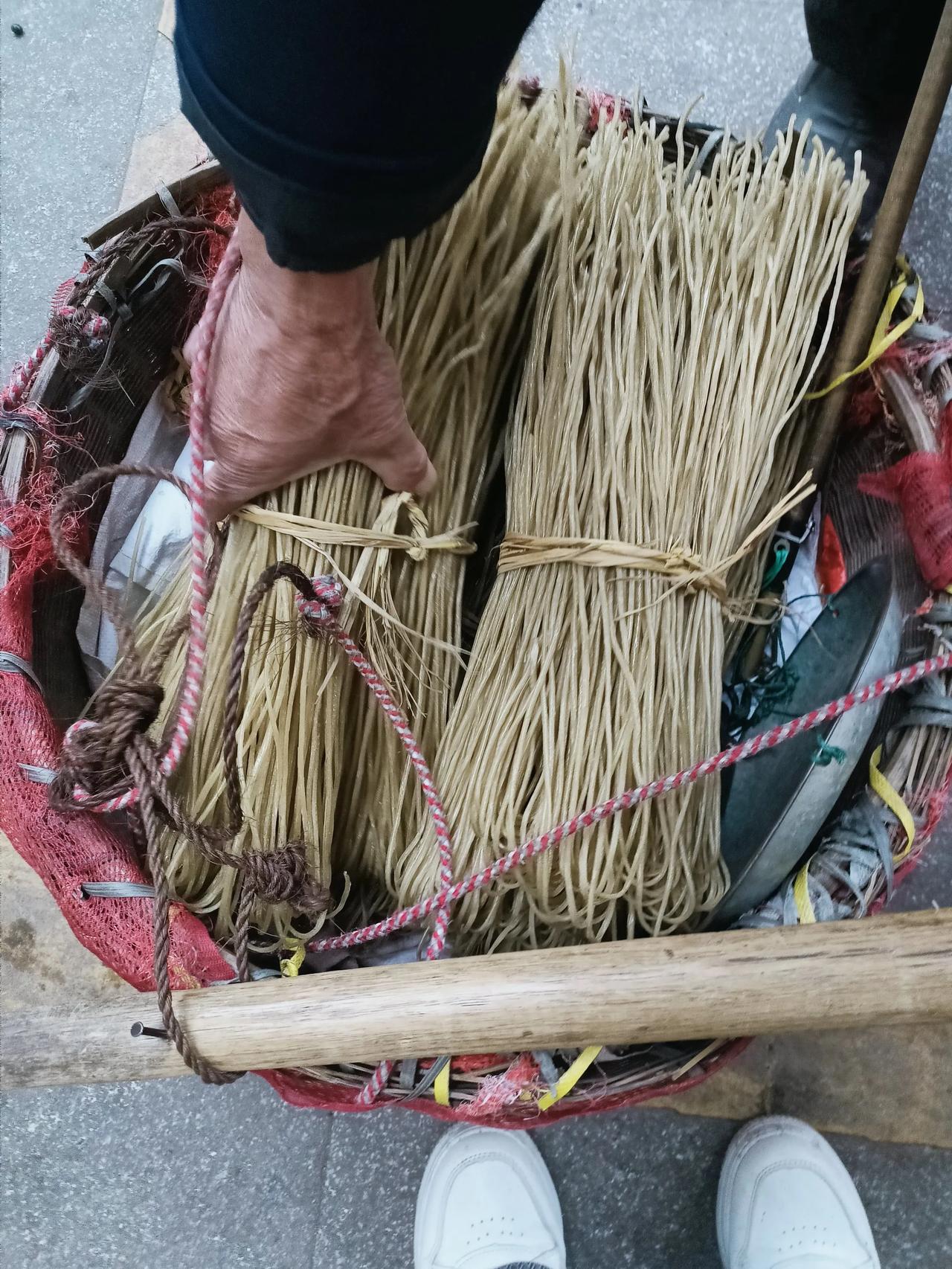 早上看到一位大叔卖红薯粉，我问一下才八块钱一斤，别人可是要十二斤啊，他为什么卖这