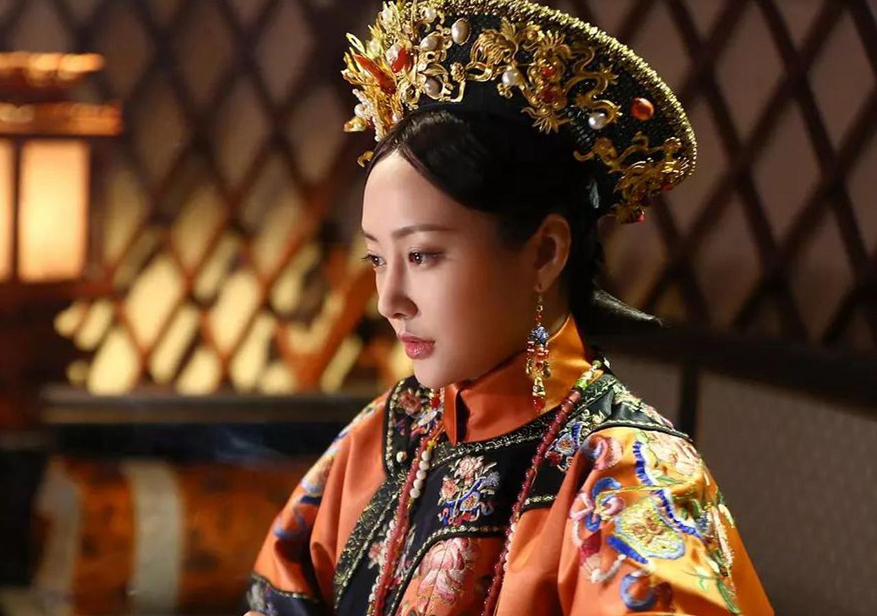 1191年，南宋皇宫，一个宫女给皇帝递了条毛巾。 
 
手指不小心碰了一下，宋光