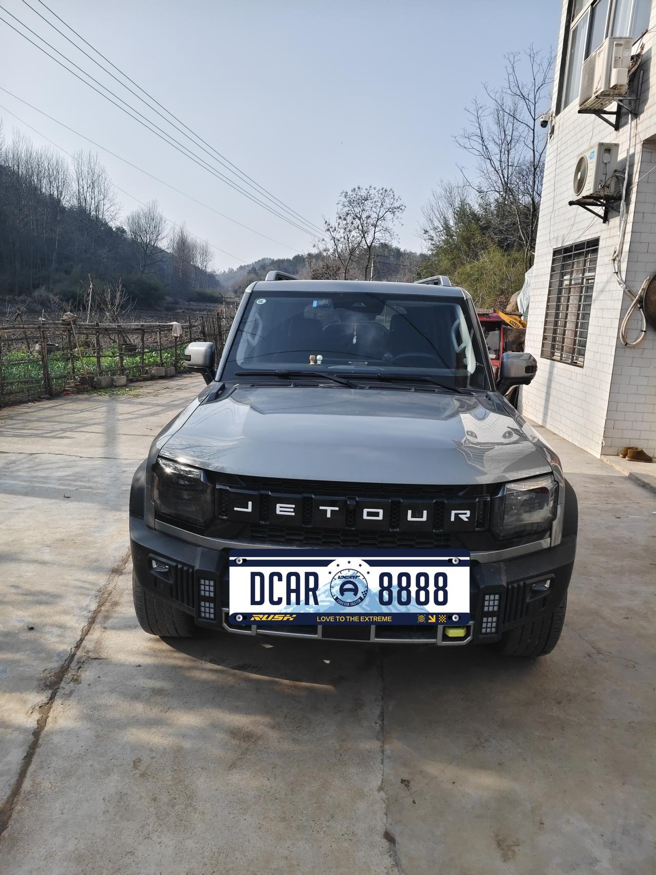 我用了挺久驻车空调，说点真实感受，都是日常用车的大白话。
停车挂P挡、拉手刹，电