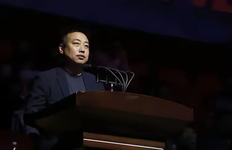 刘国梁泪洒会场刘国梁，泪洒现场，战役球员纷纷送上祝福，唯有樊振东，陈梦以及张继科