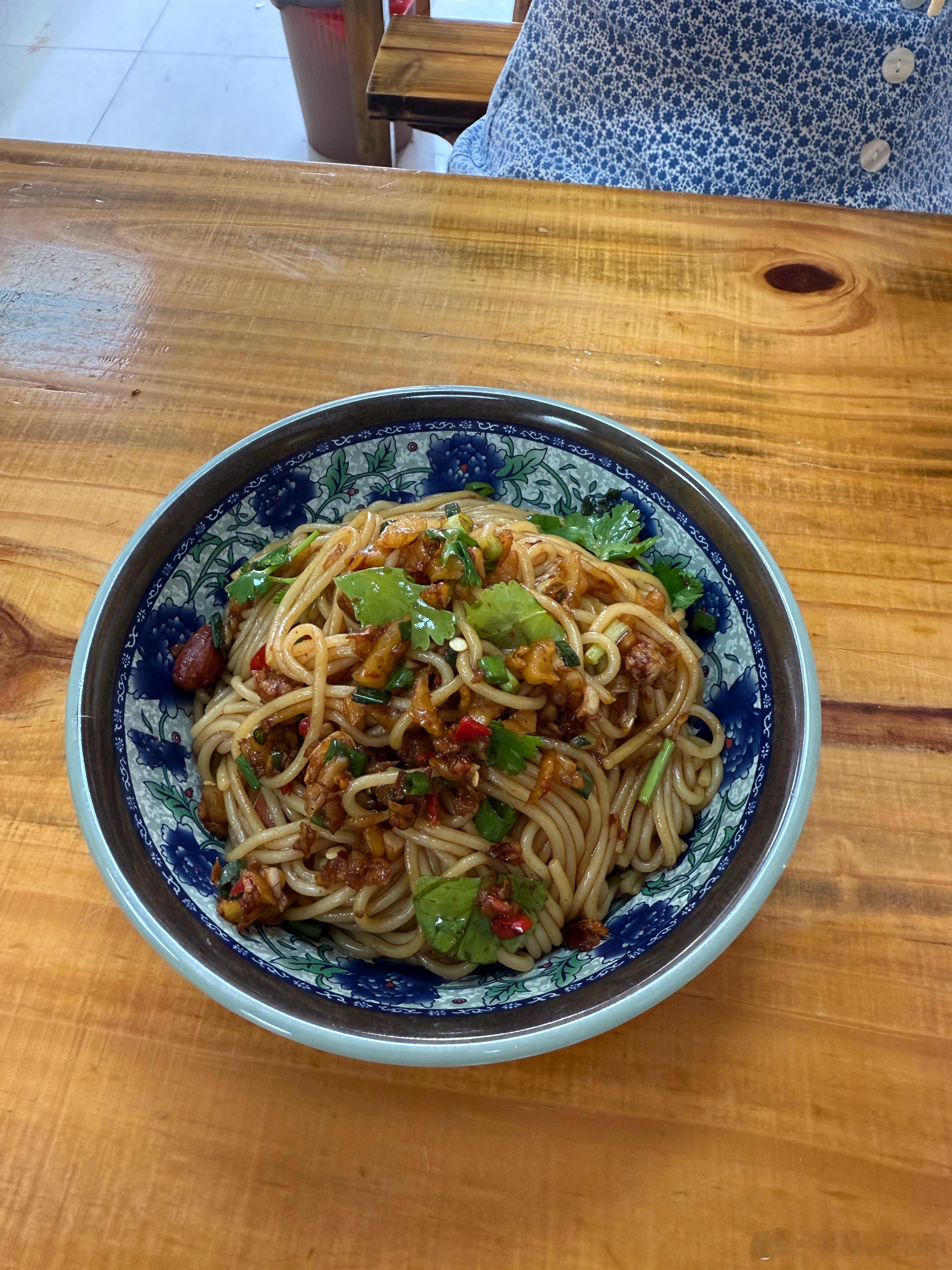 江西不愧是瓦罐汤发源之地这边的拌粉3块钱，皮蛋肉饼汤6块所以出来玩，一定要找当地