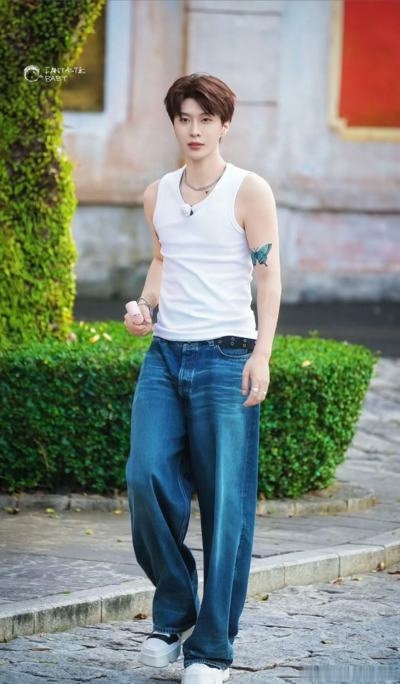 范丞丞  不经意的瞬间最动人，自然舒展，气场全开。不管是安静还是灵动，都藏着独一