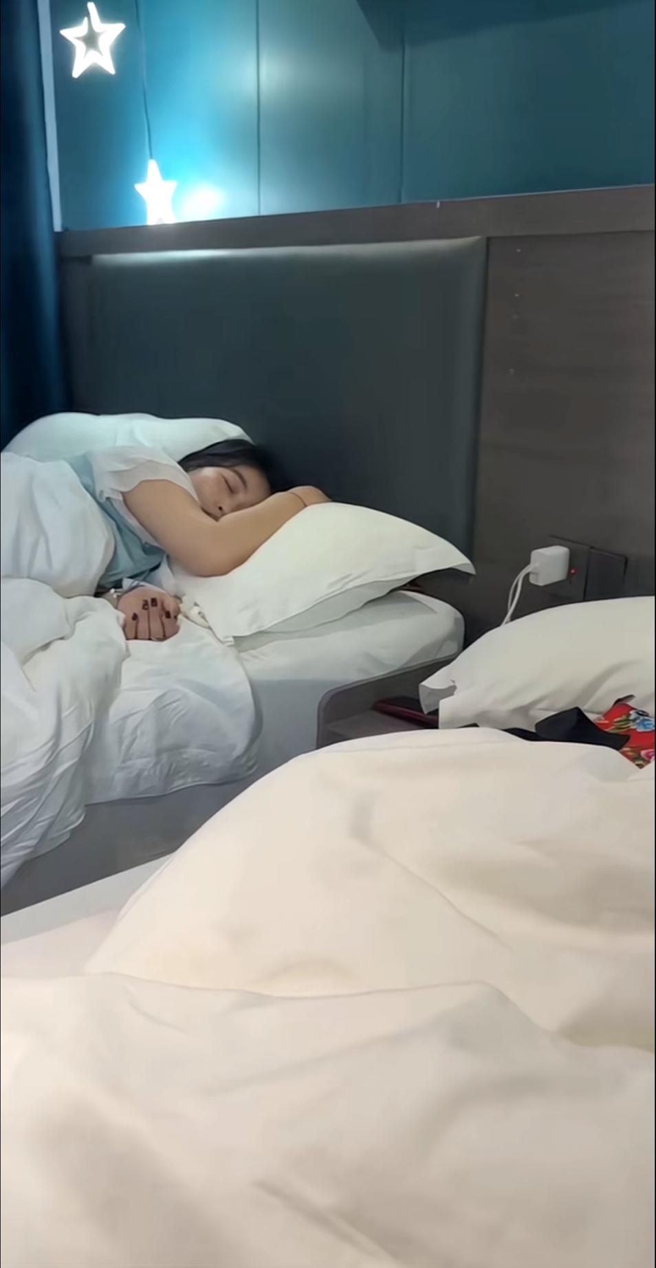 江苏南通舞王、中集集团的电焊工葛兵兵，人称“焊舞帝”，晚上从夜场回来后，正在吃夜