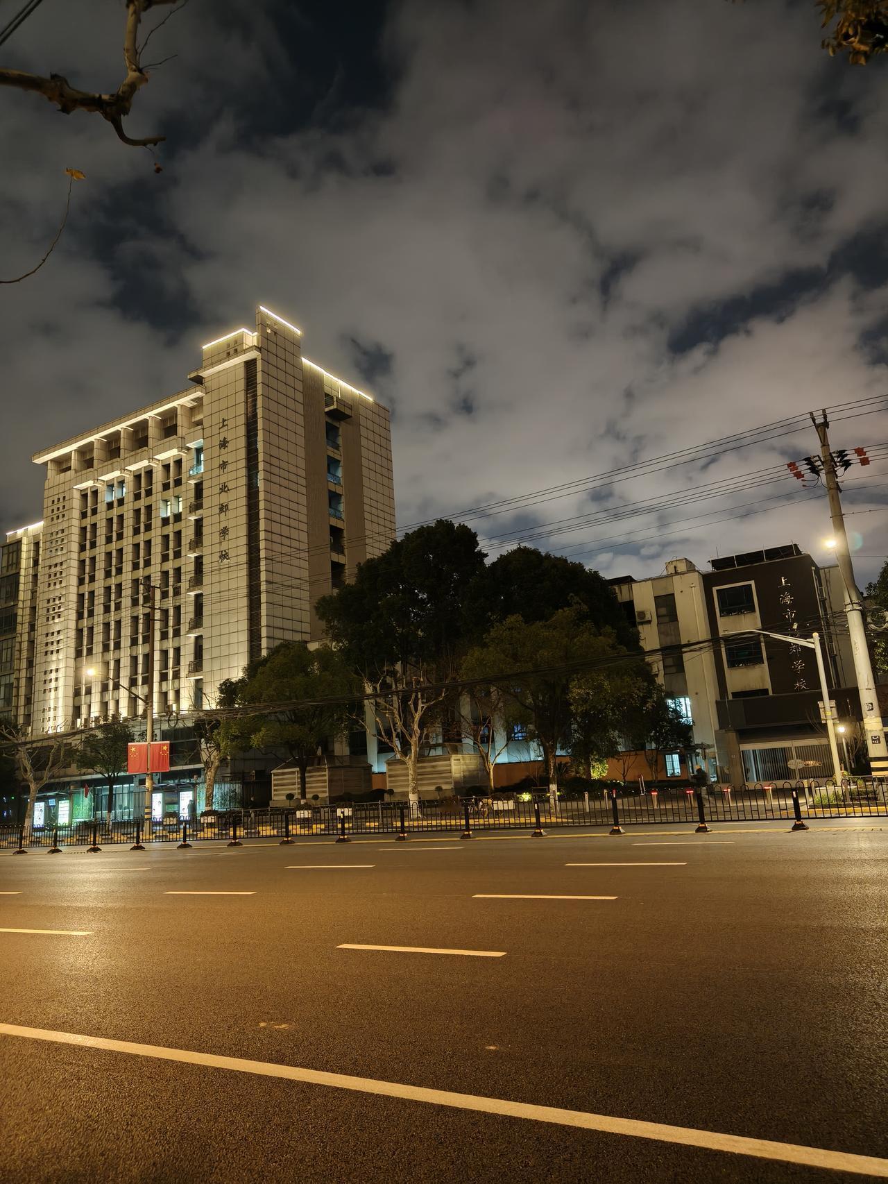 何其有幸，年岁并进，新一年继续看世界，也找自己，自由且快乐。