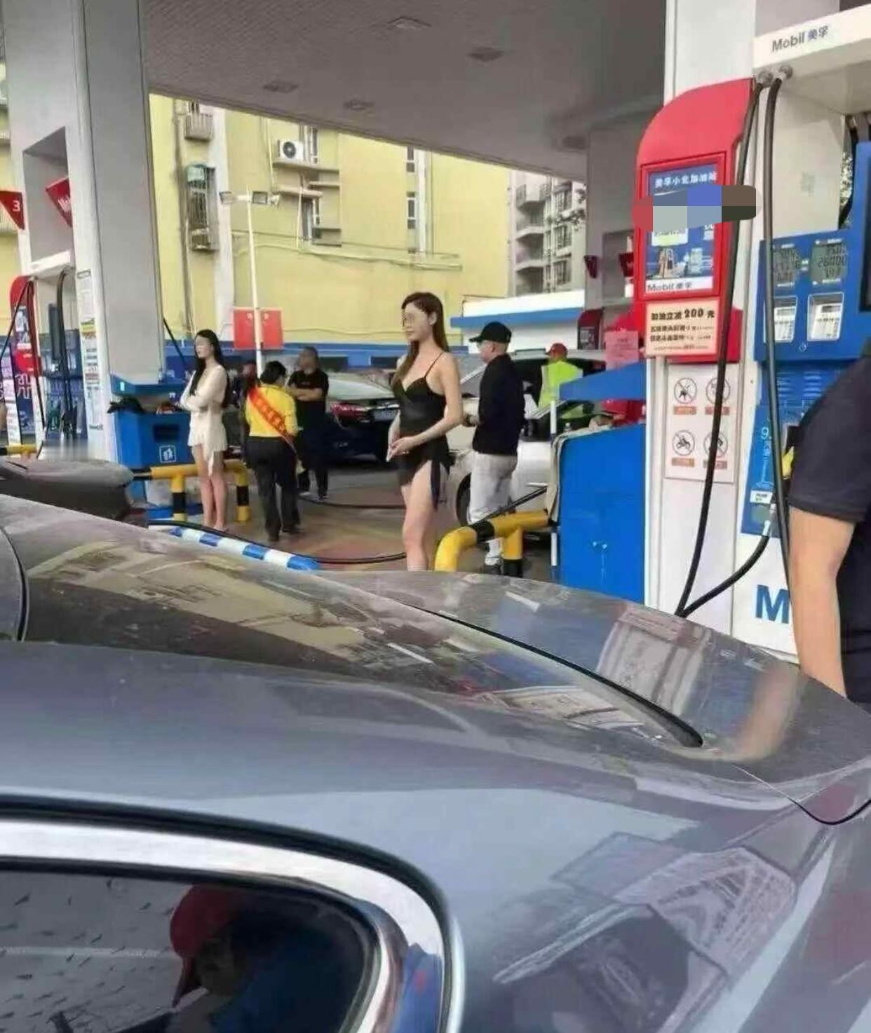 太卷了吧？加油站为了多卖出油，居然请穿着暴露的女模特站岗

广东江门市一加油站搞