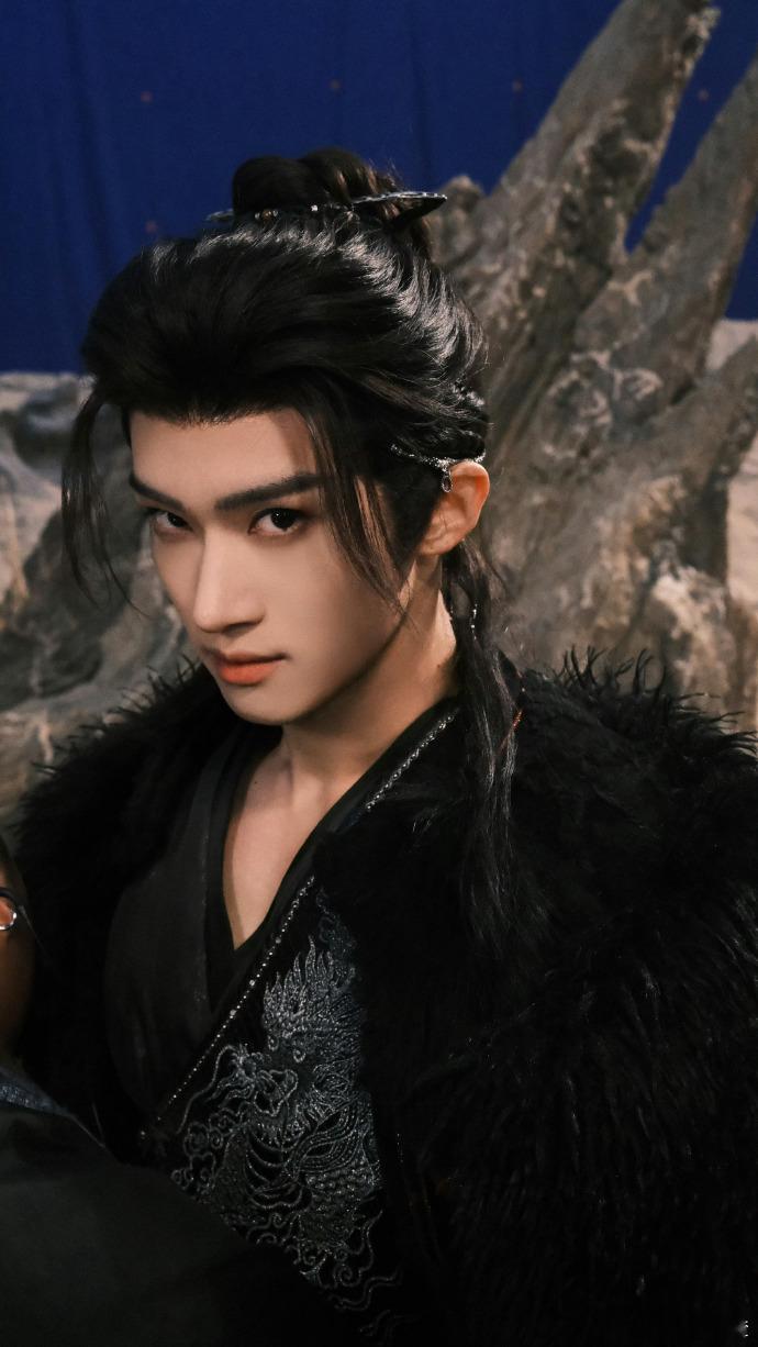 终于轮到闫桉上桌了 闫桉终于上桌开启爆火模式啦！新剧中他古装造型惊艳四座，金冠束