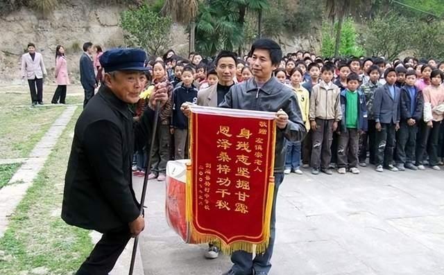 “别喝他的水。”1980年，一名残疾人为了解决村民吃水问题，硬是凭一己之力，在海