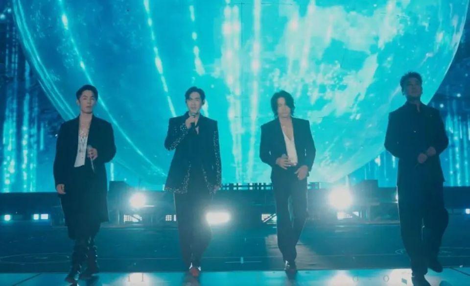 F4组合在五月天演唱会合体演唱《流星雨》，纪念出道25周年。成员表示感激回忆青春