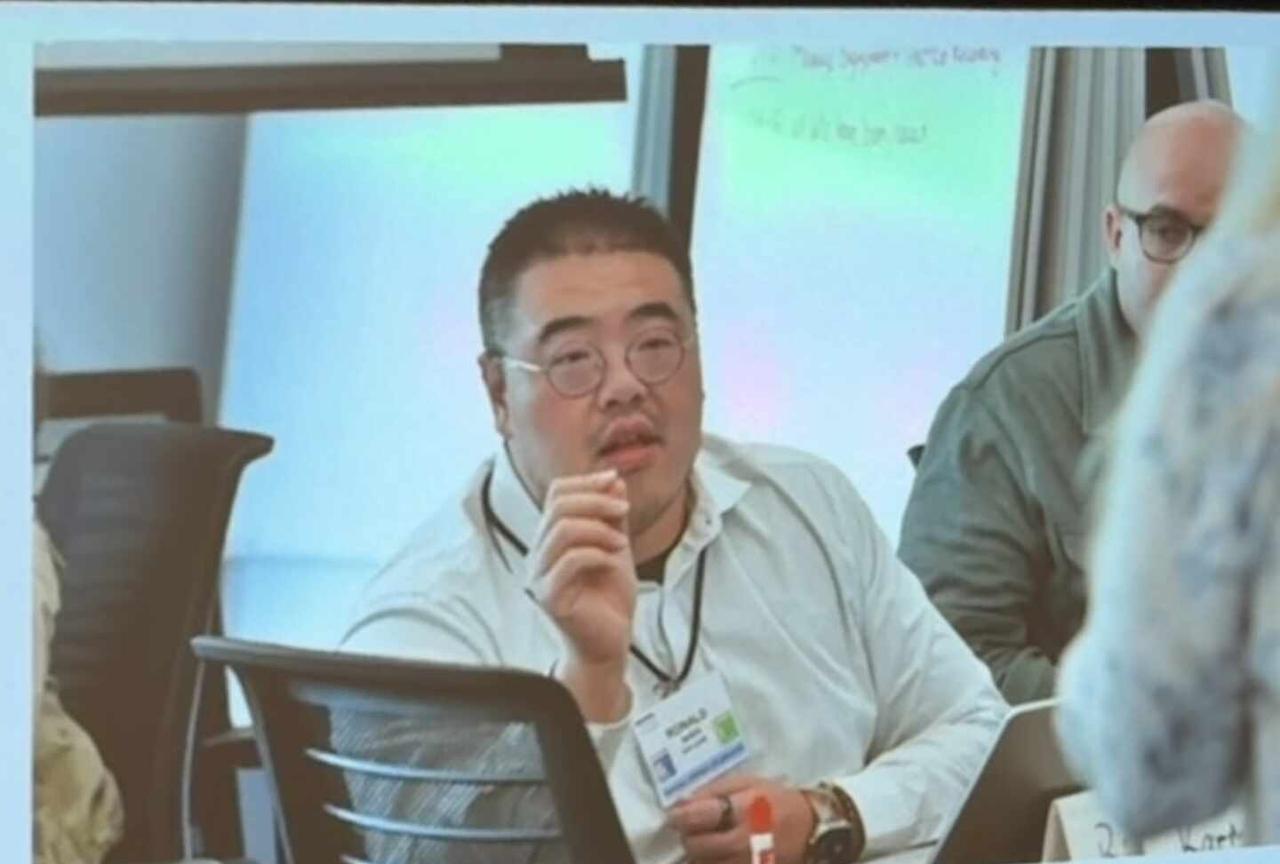开会被抓拍
正好发言的时候被拍到了，意外发现这张还不错
	
记录日常 认真工作的