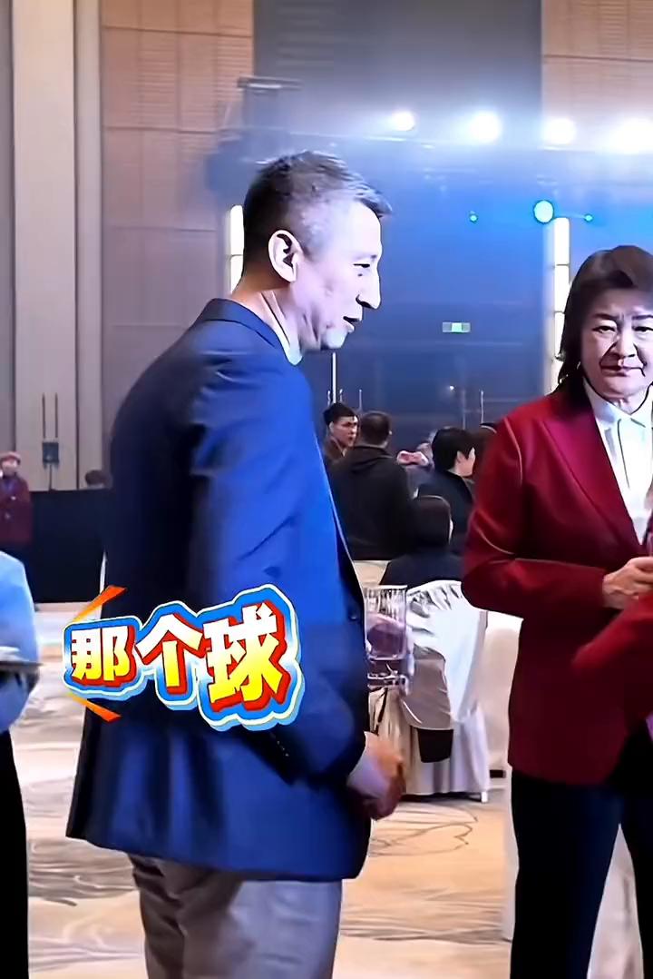 那个球碰了，他照我手打，我告队员防守。完了，他这个运球幅度正好过来，他这幅度有点