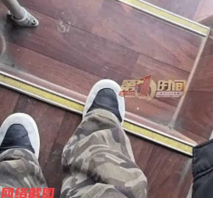 河南有男子坐大巴车回家时，路上睡觉便错过了一次大巴车停服务区上厕所的机会。

只