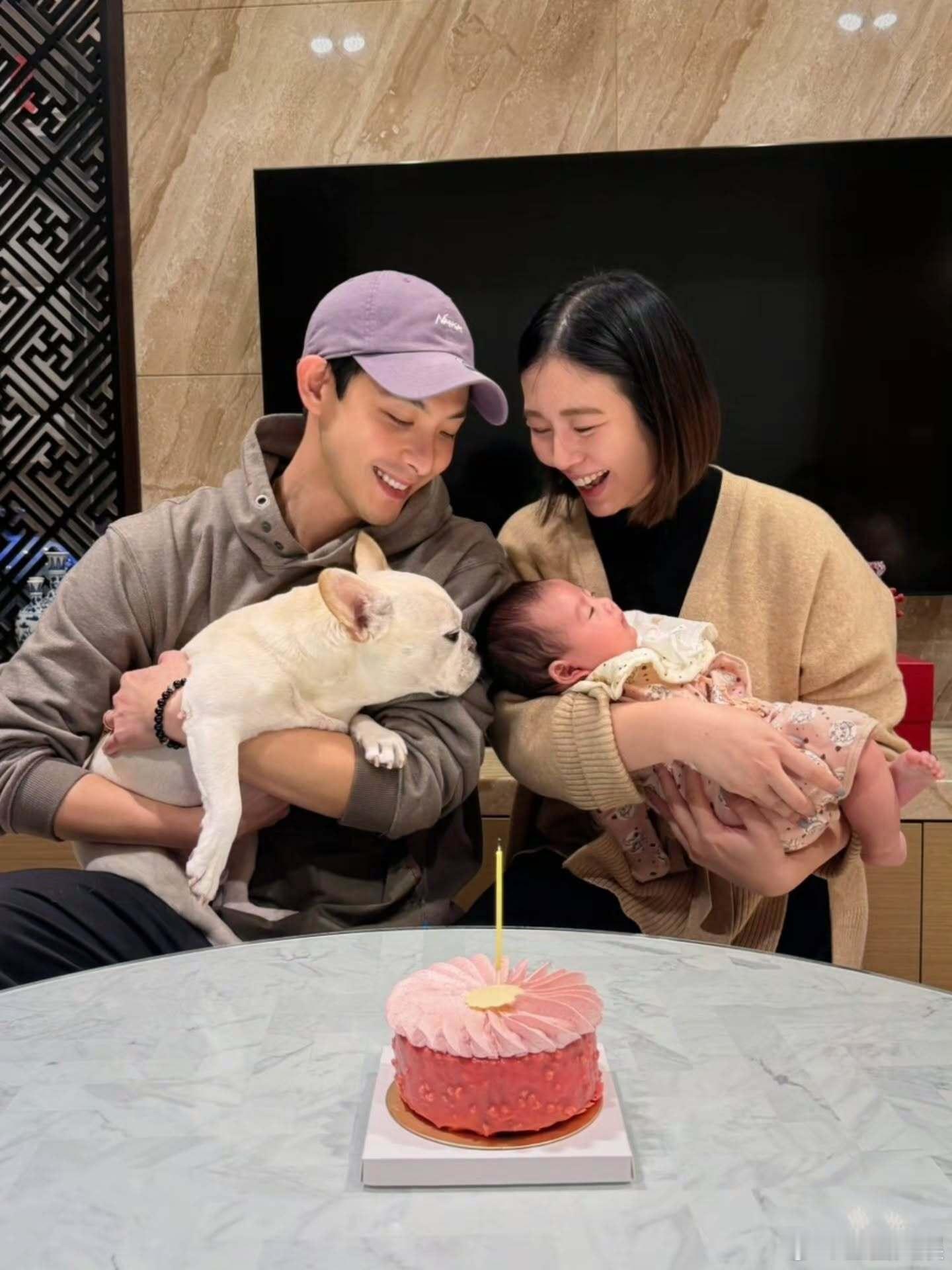 刘品言抱女儿为连晨翔庆生刘品言连晨翔女儿首露脸 刘品言抱女儿为连晨翔庆生 