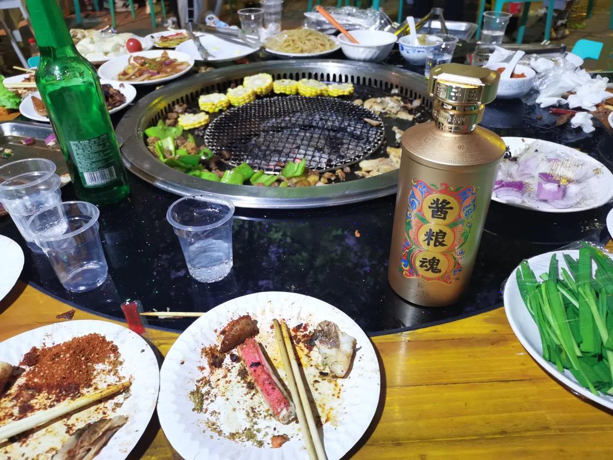 淄博“酒水单”遭曝光，无一款高价酒，全是廉价酒。山东网友：主打的就是一个烟火气，