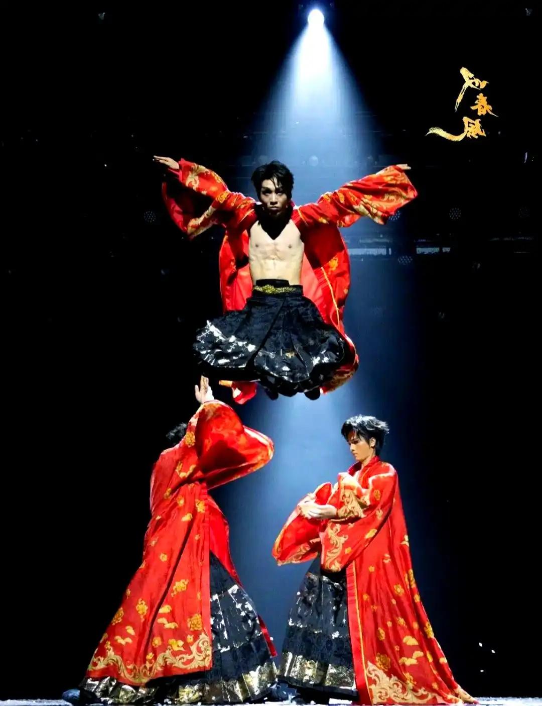 《叹春风》核心解读
 
国风舞台剧《叹春风》凭借全男班舞蹈、反差舞台设计引发全网