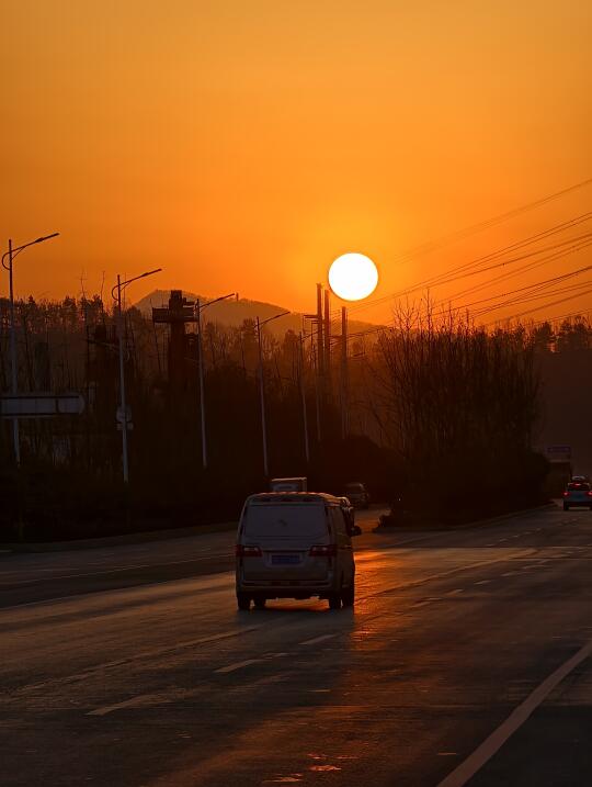 被夕阳晕染的路🪀