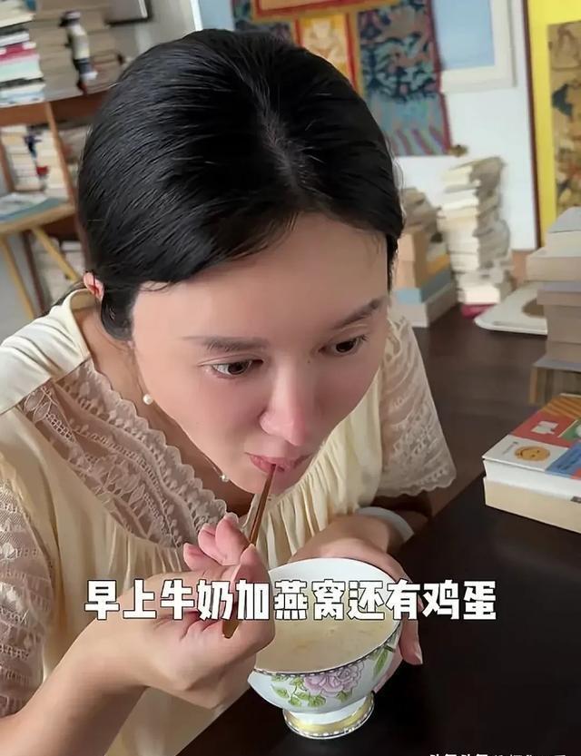 杜星霖晒幸福
张纪中亲手托肚
亲自喂食，孕晚期被宠成公主
那个74岁的张纪中老爷