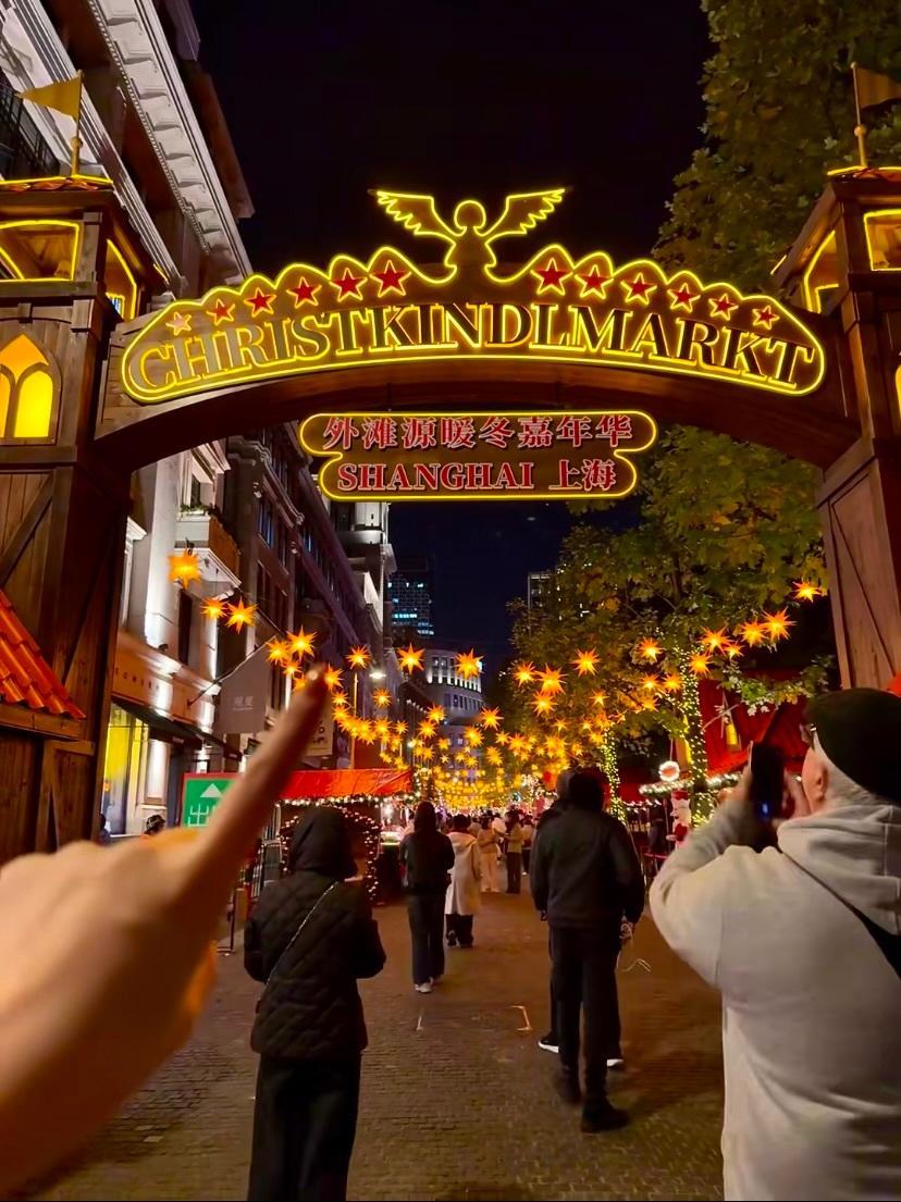 上海人的玩商到底有多绝 不是非得花大钱才算玩。老西门的爷叔用废报纸折出的龙船能在