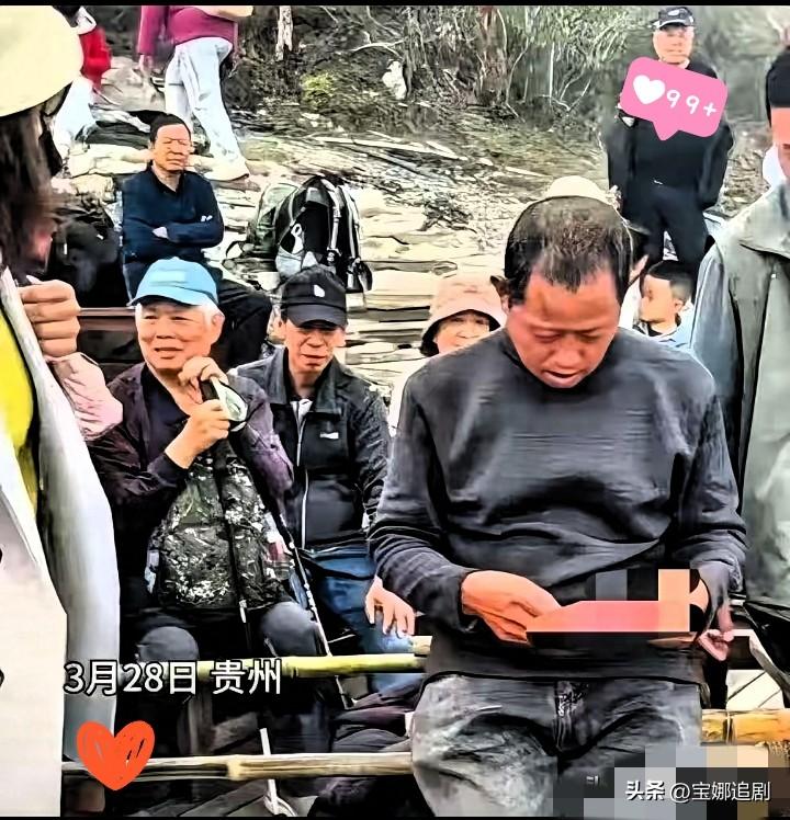 瞬间破防！梵净山轿夫蹲在路边满心失落，姑娘一个温柔举动，看哭无数人。
 
不少人