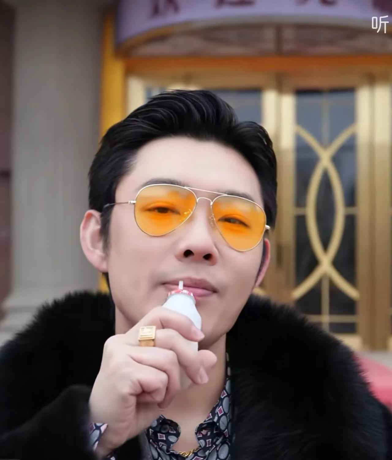 老舅演的这个东哥，是全剧唯一人设立不住的角色。

照理说，他在铁城也是有一号的人