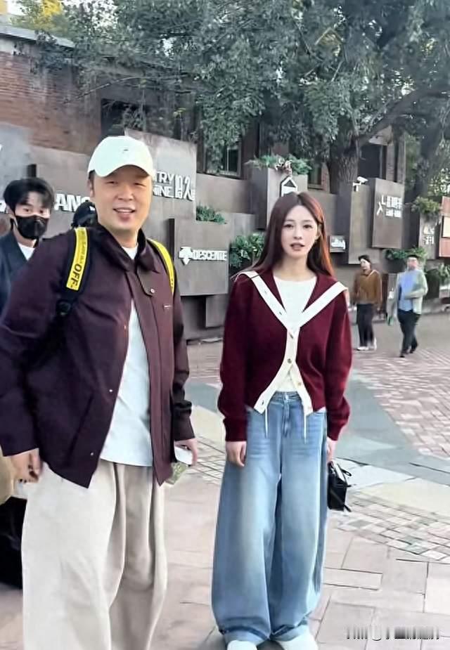 一串糖葫芦，西单阳光下，杜海涛沈梦辰把日子过得自在甜