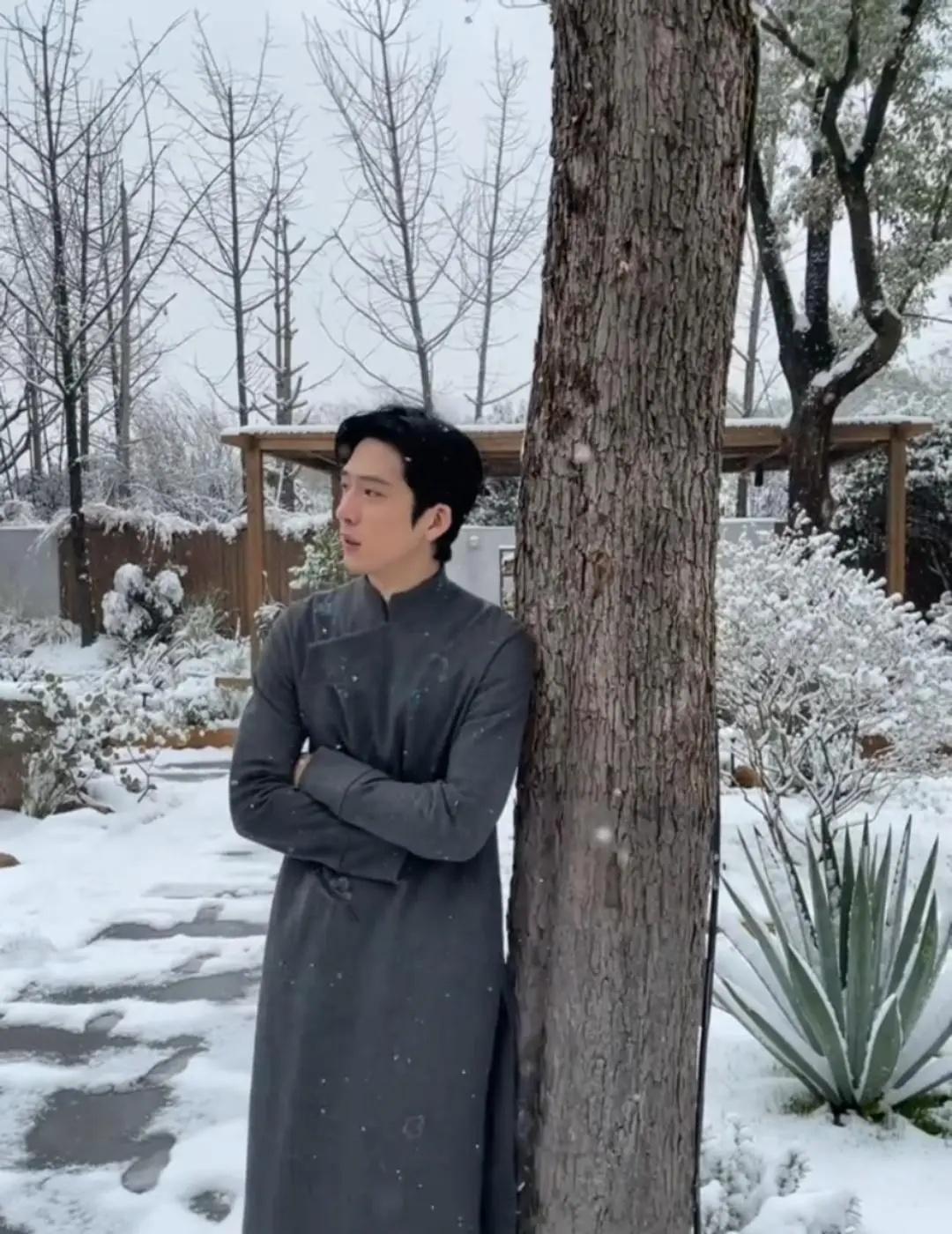后来每当栾念特别难受的时候就会飞来冰城，随便在哪个街角坐坐， 然后再飞回去，尽管