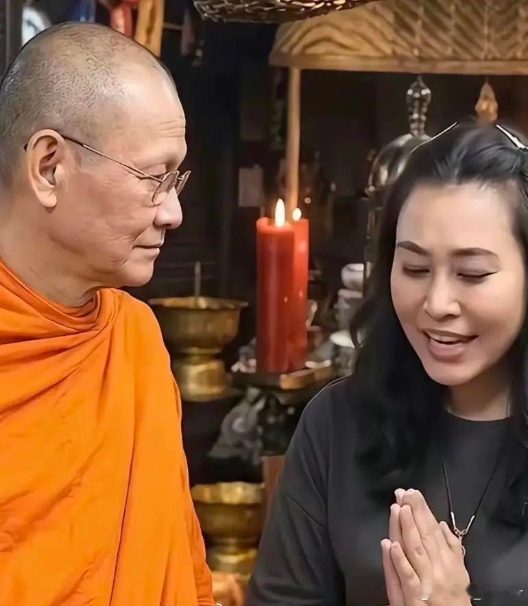 眼神是骗不了人的，66岁泰国高僧静静地看着面前的女信徒，目光久久都没有移开。不少