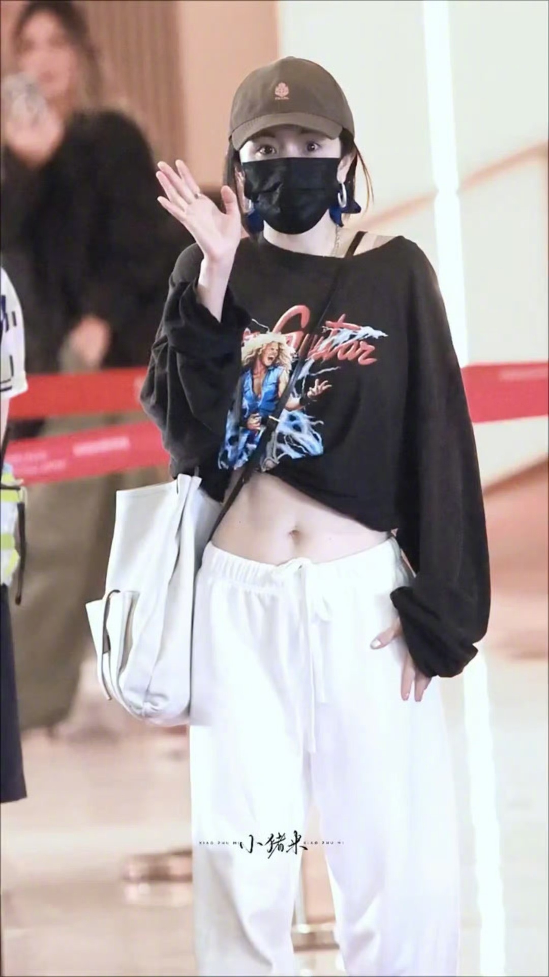 杨幂露腰这个马甲线谁懂！早就想夸幂姐这个马甲线了[期待]露腰镜头惊艳出圈，紧致线