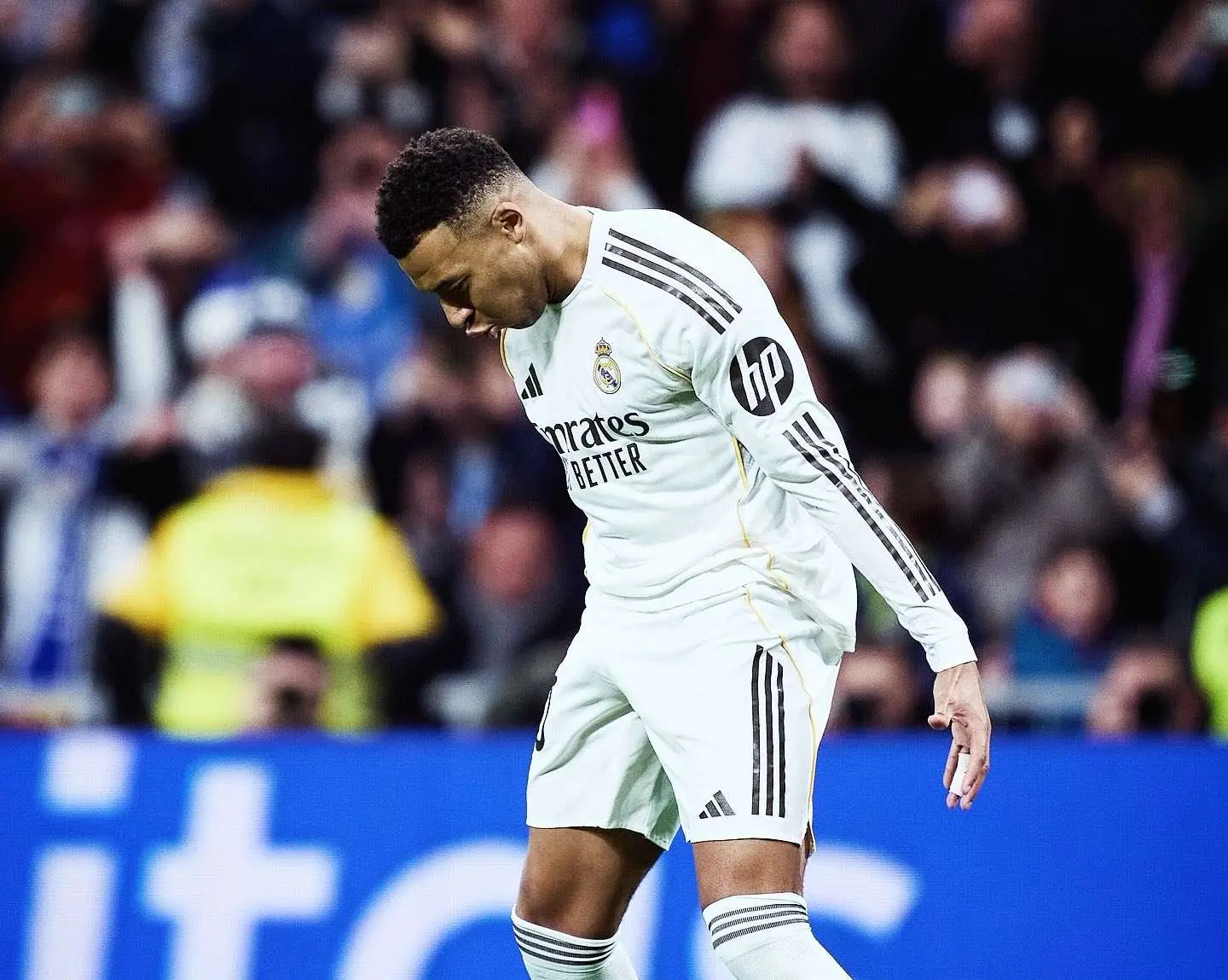 皇马炸了……姆巴佩因膝盖韧带伤势至少伤停三周24场29球，贡献皇马联赛一半（18