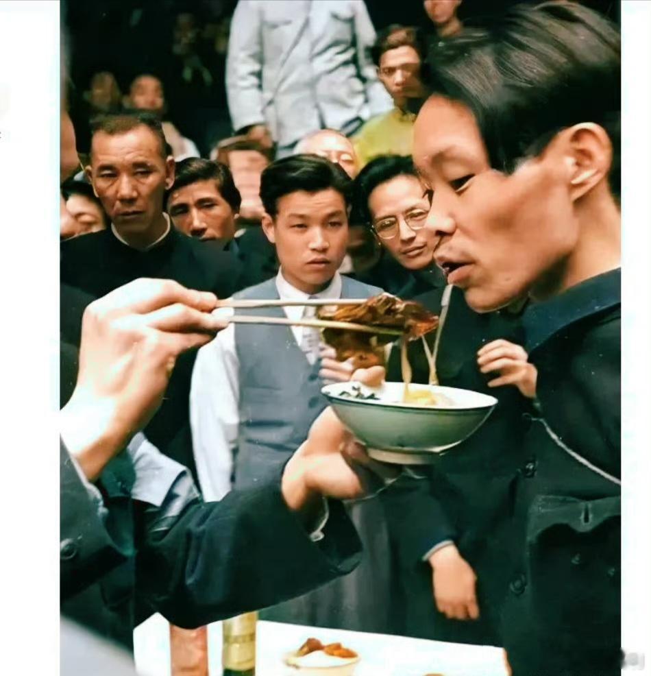 1949年，上海。解放前夕，一名革命者正在吃“断头饭”，五花大绑的他，面前有酒有