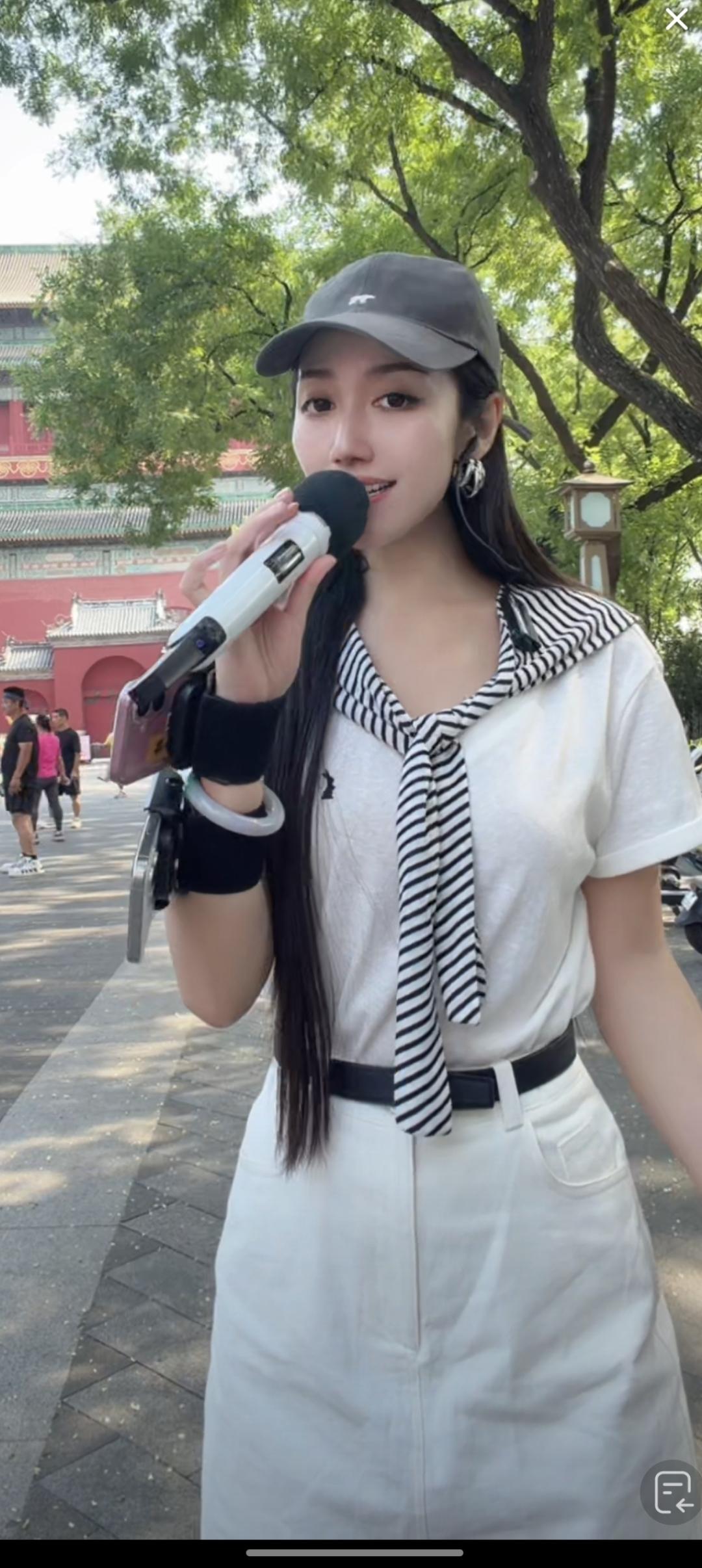 小姐姐在户外唱歌，穿得真时髦！
