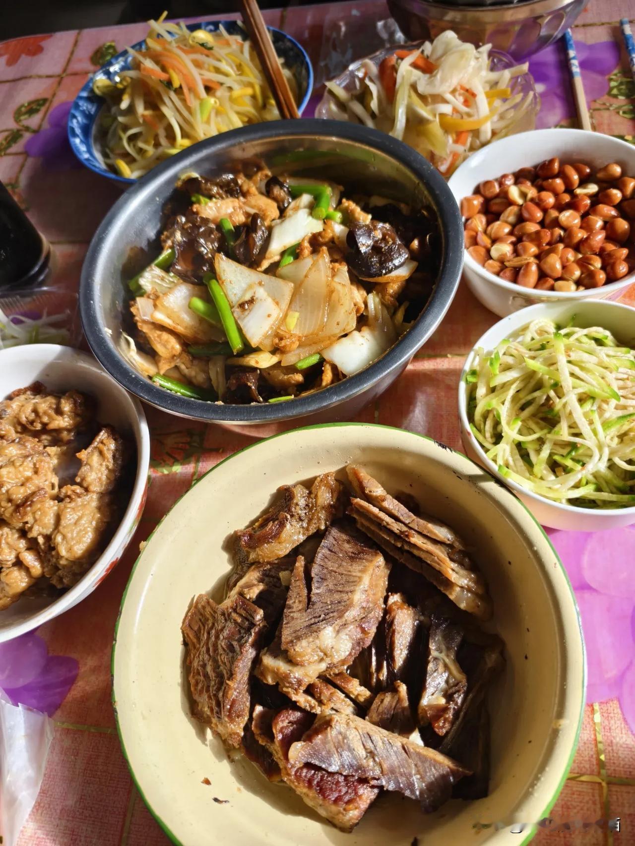 冬日生活打卡季 牛肉，黄焖鸡，山西偏关猫爸的过油肉越来越凑合啦！里面居然加了大白