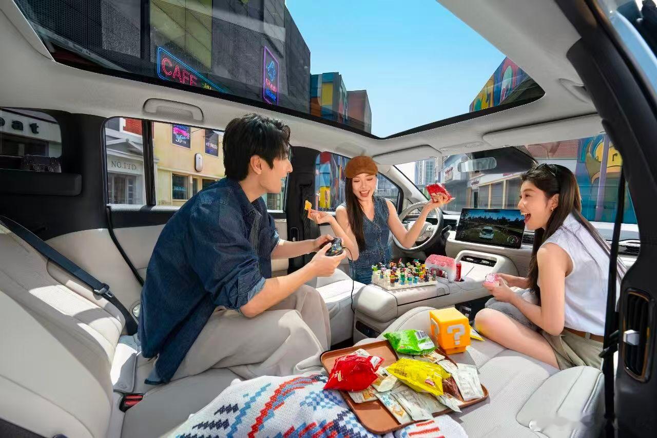 新华AUTO:TA是好友茶话间，是欢笑游乐场埃安N60以智美扩展想象、装载热爱让