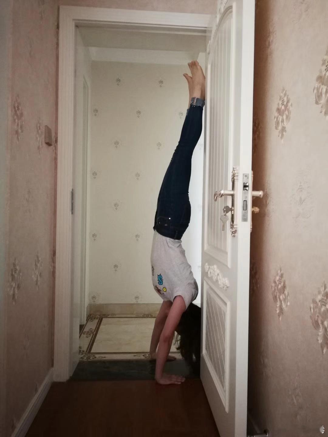 我说我会倒立，我妈还不信，我翻出了18年的照片，她喊我现在倒一个看看……姜还是老