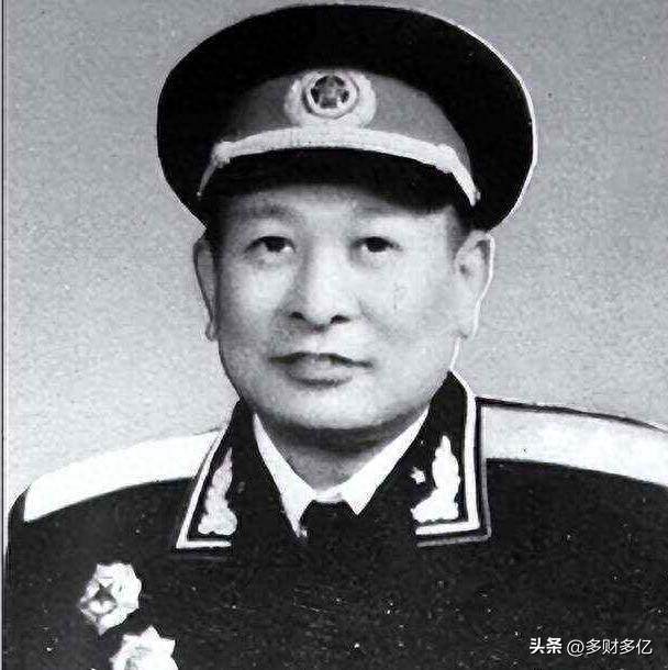 战俘营门口的意外相逢！国军军长竟被特赦，钟期光这步棋太绝了
 
1949年，华野