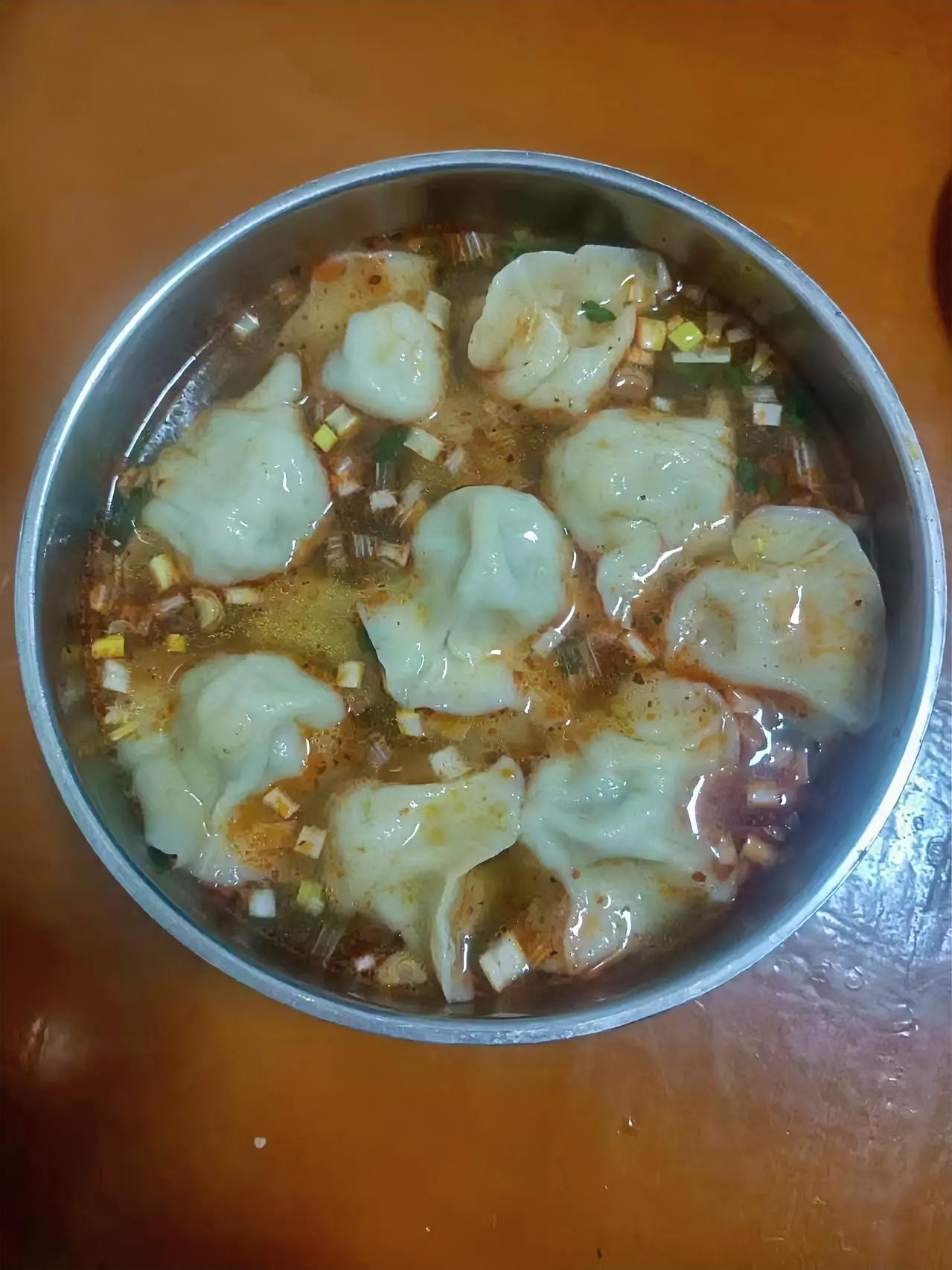 酸汤水饺的烟火气，从来都不输任何盛宴。红亮汤底裹着白胖饺子，酸辣鲜香的滋味，是刻