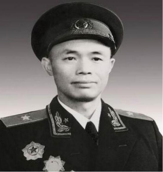 开国少将钟伟的大儿子想当兵，体检都通过了，钟伟却坚决反对，说老子把仗都替你们打完