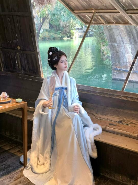 “烟雨楼，泛轻舟”