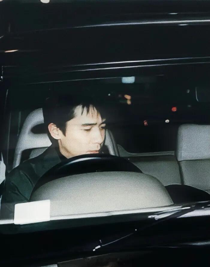 金莎采访梁朝伟的时候孙丞潇才一岁金莎自曝曾采访过梁朝伟 换算一下：金莎对着梁朝伟