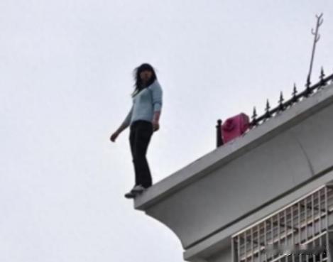 2015年，一保安徒手接住跳楼的女孩，保安被砸晕，女孩皮外伤，女孩母亲却说：我女