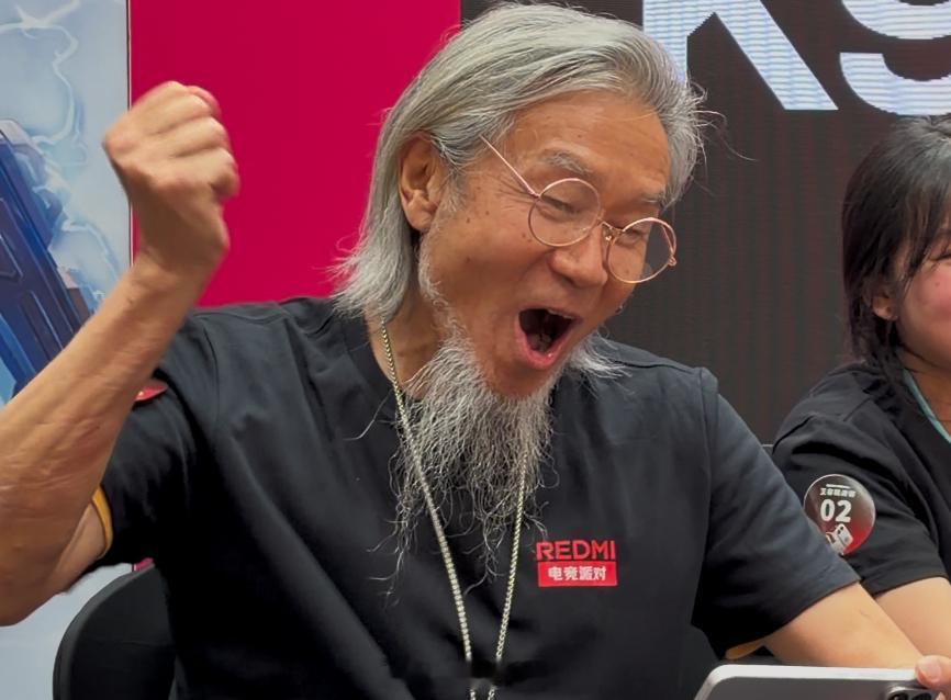 建议所有人不要被年龄设限人生不能被年龄困住得到了见证，买手机的大爷赢了比赛就是证