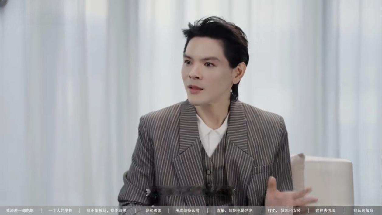 向佐上易立竞的节目，硬是把豪门专访变成了“家庭内部检讨会”。当被问到弟弟向佑，他
