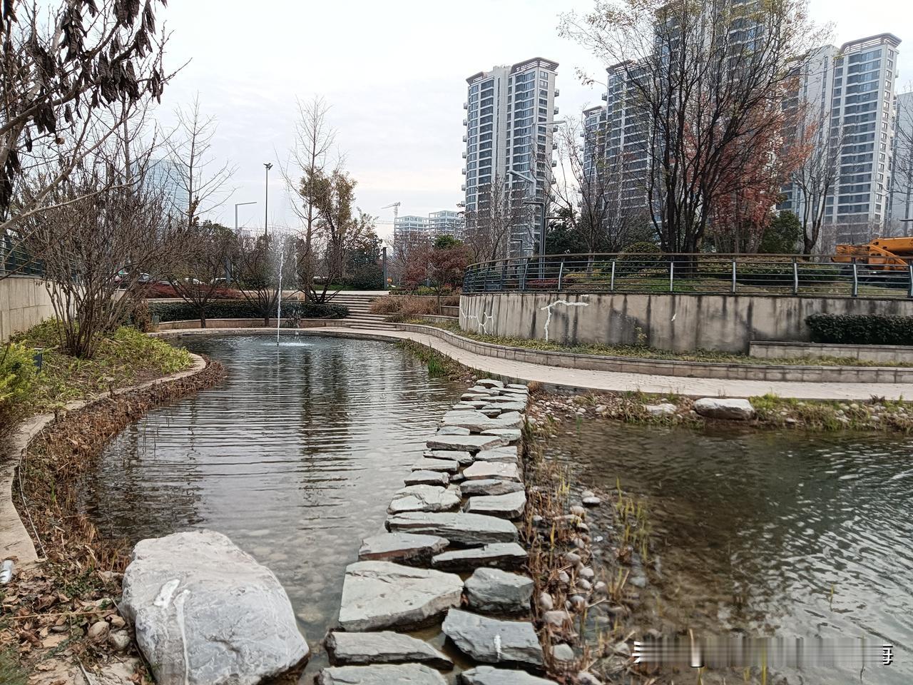 忽然间有一种感悟。
手上为什么要戴戒指？
耳朵上为什么要挂耳环？
皮肤上为什么要